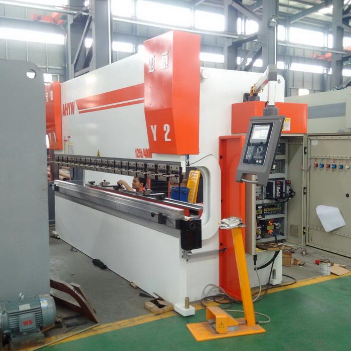 Breciau wasg CNC Echel 4M Yawei 4